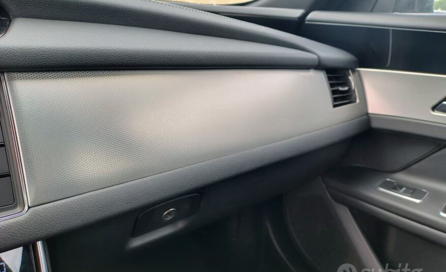 Jaguar XF aut. Portfolio (SOLO PER OPERATORI DEL SETTORE)